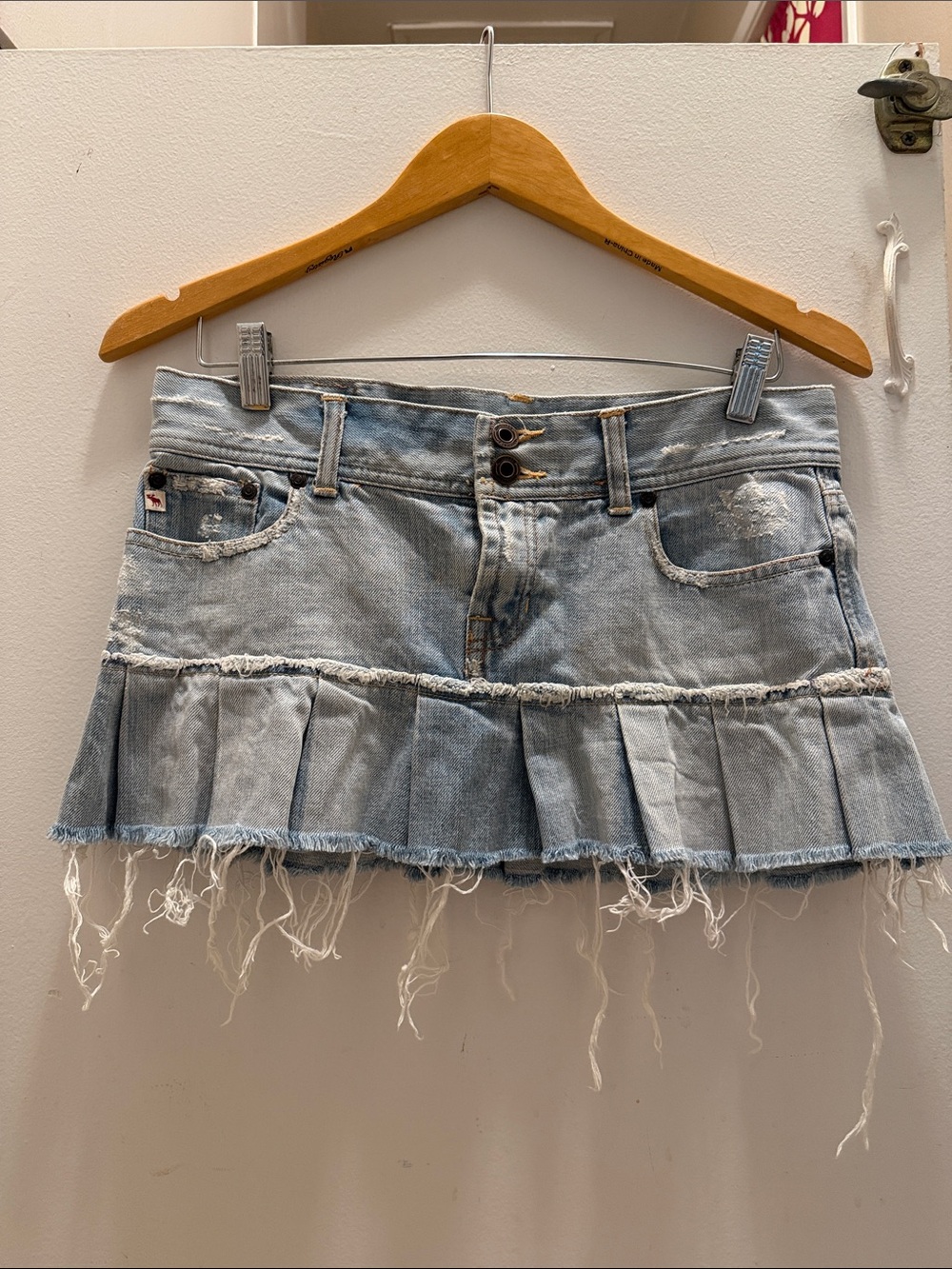 Abercrombie & Fitch Light Blue Distressed Pleated Denim Mini Skirt size 16